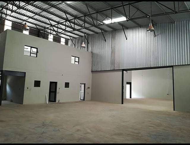 700M² WAREHOUSE TO LET IN WYCHWOOD